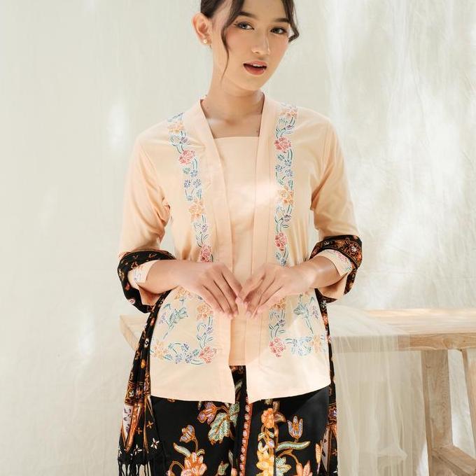 Kebaya Encim Batik Pekalongan Lengan 7/8 Meradelima Katun Cream