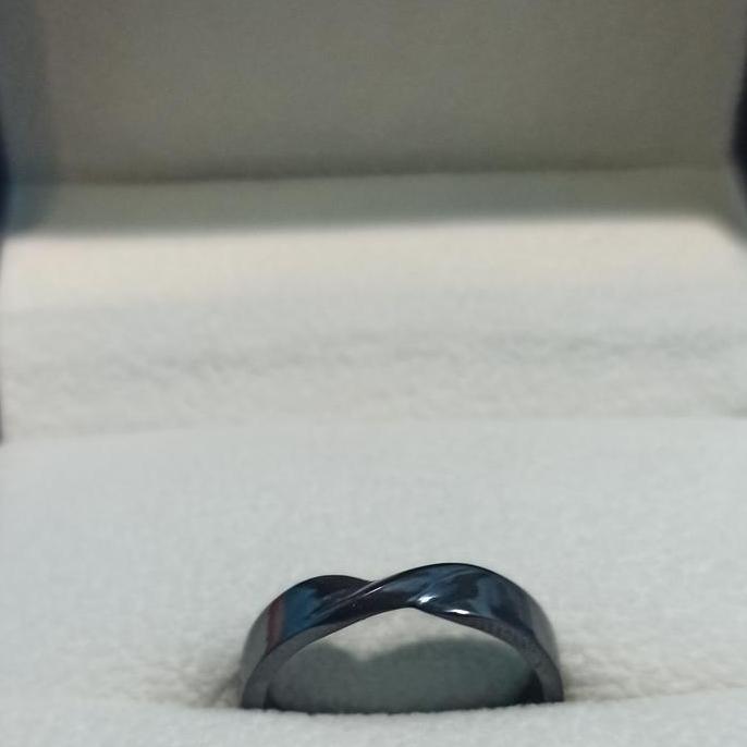 Cincin single black zirconium