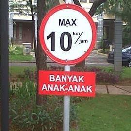 Rambu Batas Kecepatan dan Hati-Hati Banyak Anak-Anak