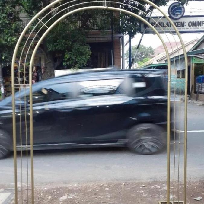 pergola lengkung hadap depan tinggi 250cm lebar 180cm