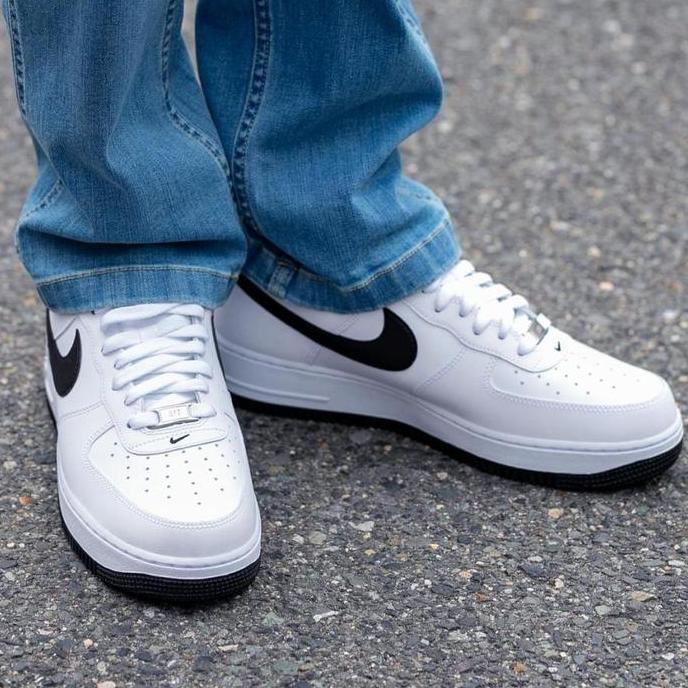 SEPATU SNEAKERS MENS NIKE AIR FORCE 1 `07 white black
