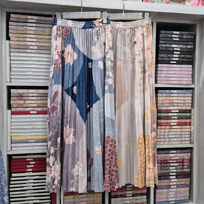 RANIA ROK plisket motif promo