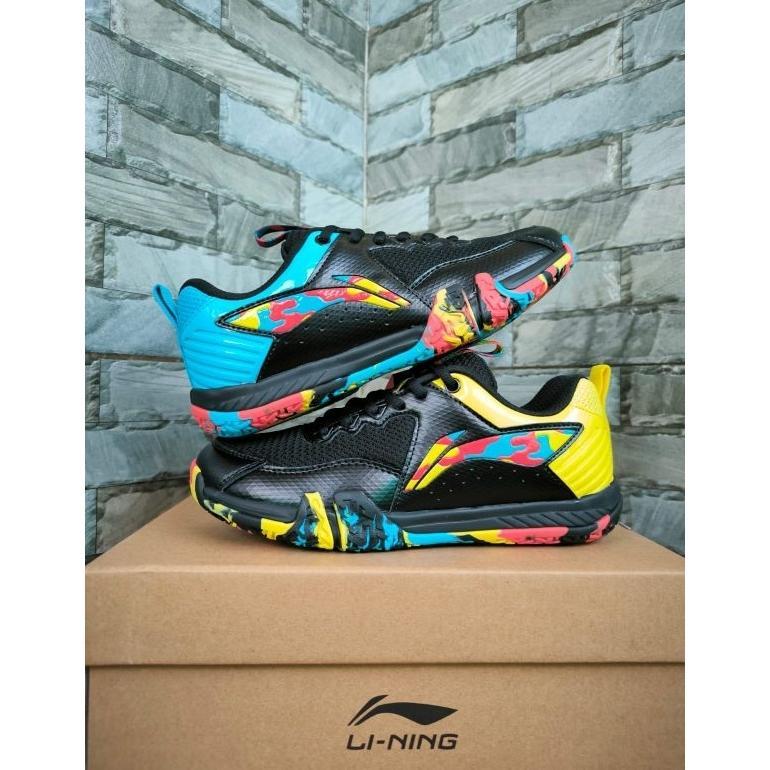 DISKON SEPATU BADMINTON LINING SAGA LITE 9 TERBARU  FREE KAOS KAKI + GRIP SEPATU OLAHRAGA LI-NING SA