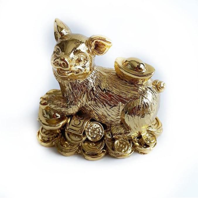 Patung babi warna gold membawa emas | lambang keberuntungan
