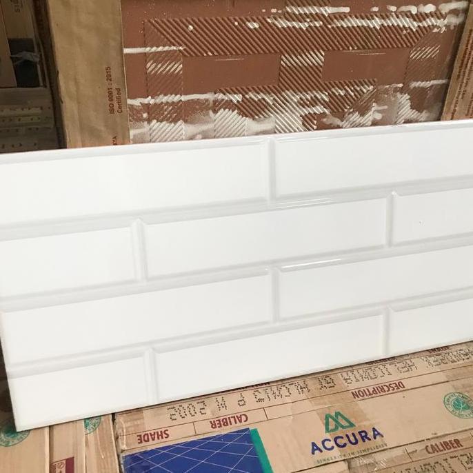 Keramik dinding 25x50 bata putih (glossy-timbul)/ keramik kamar mandi LA