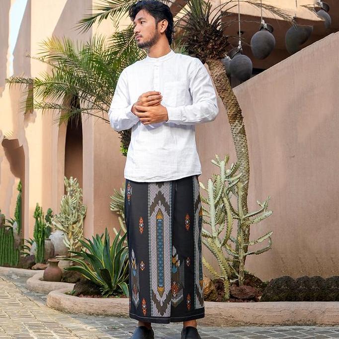 Disiniaja- Sarung Sapphire Spk Hitam - Kain Tenun Motif Kembang Dewasa