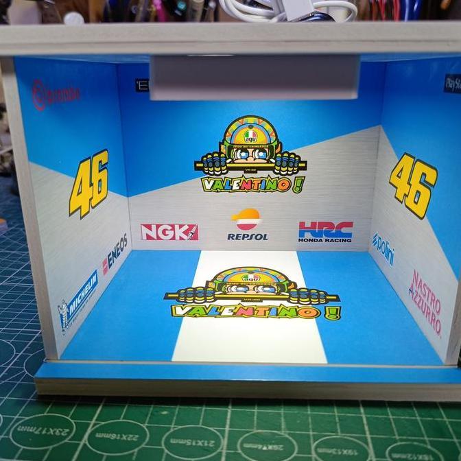 DIORAMA GARASI/PADDOCK Diecast 1/18 NSR 500cc 46 VALENTINO ROSSI (Kertas)