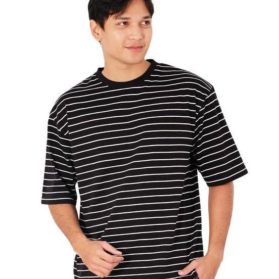 Poshboy Quebec Kaos Lengan Pendek Pria Warna Hitam Motif Garis Bahan
