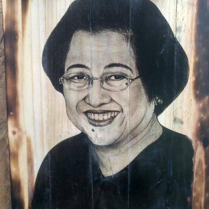 LUKISAN KAYU BU MEGAWATI SOEKARNO PUTRI HIASAN DINDING VINTAGE