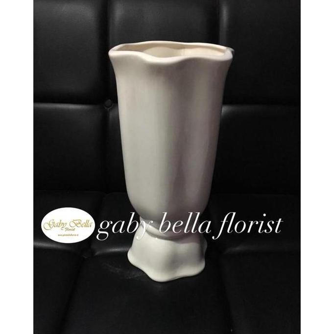 Pot keramik. (6) Vas keramik. Vas keramik putih. Pot bunga putih. Pot