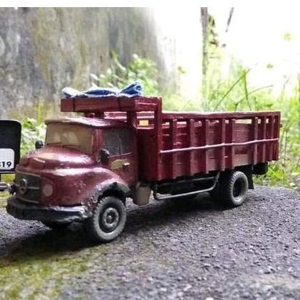 Miniatur truk Mercy Bagong Rombengan