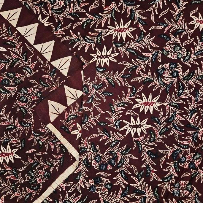 Batik Tulis Madura latar Warna merah marun