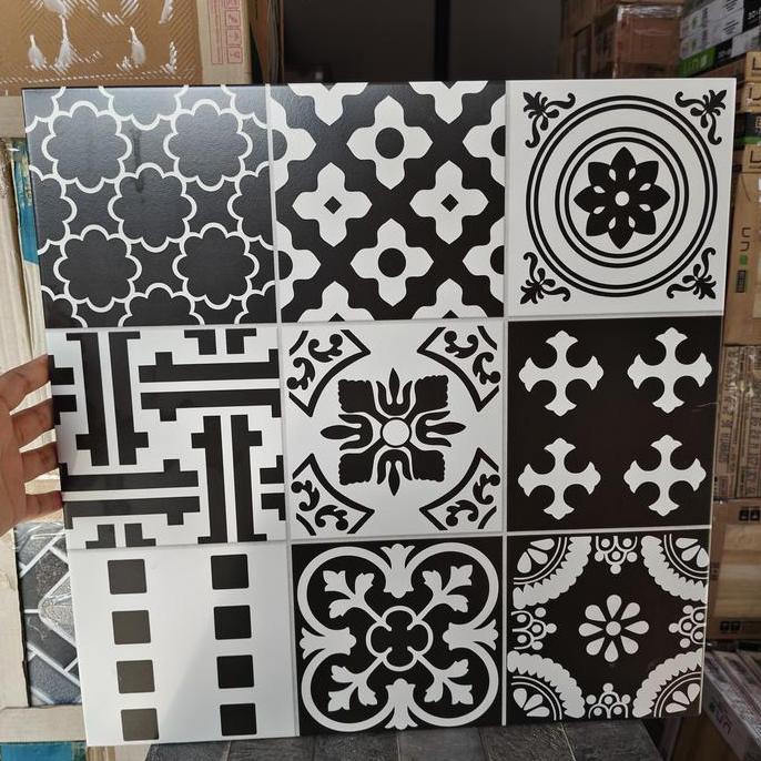 KERAMIK LANTAI 50X50 MOTIF BATIK / keramik batik hitam putih