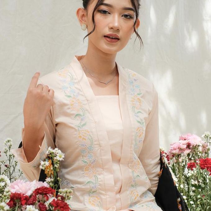 Kebaya Encim Bordir Lengan Panjang Meradelima Katun Jepang Cream