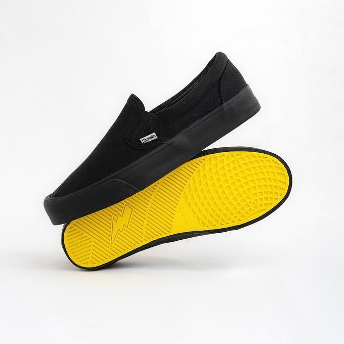 DISKON SEPATU THUNDERBEAR - SLIP ON VOLTAIRE FULL BLACK CANVAS FLAT SHOES PRIA