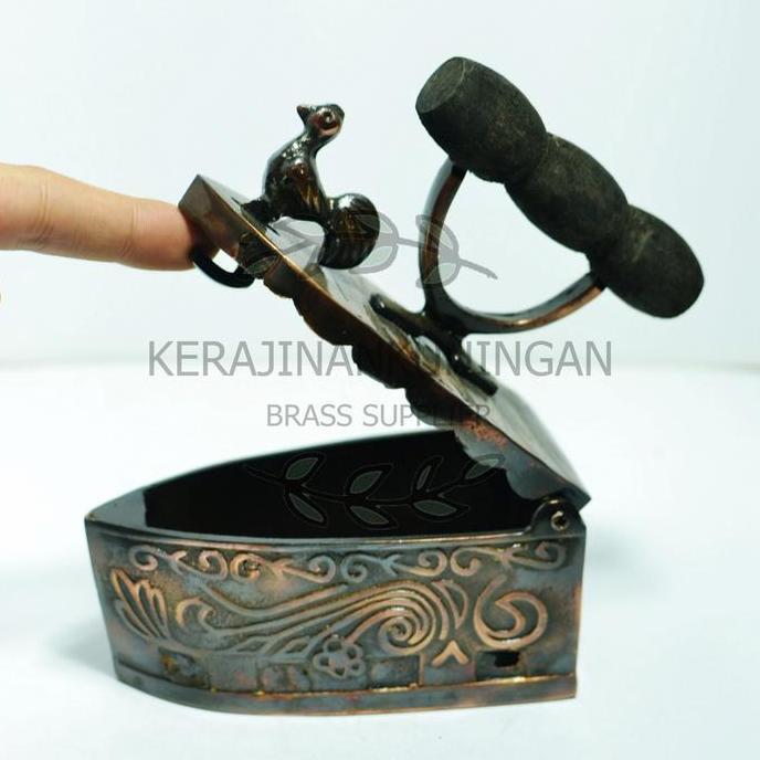 setrika ukir uap Pajangan miniatur asbak setrika kuno kuningan