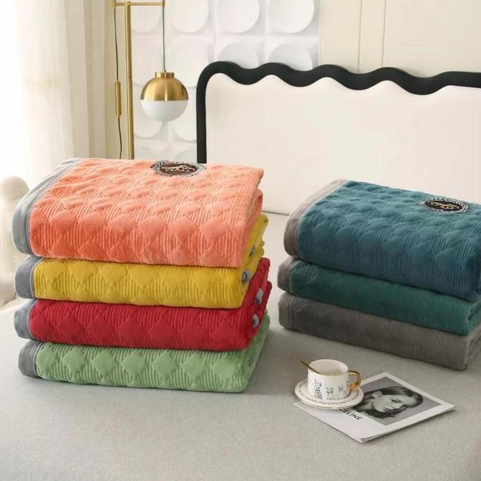 NEW Selimut Polos Embos Bahan Polyester Tebal dan Berkualitas Ukuran 150 cm & 180 cm