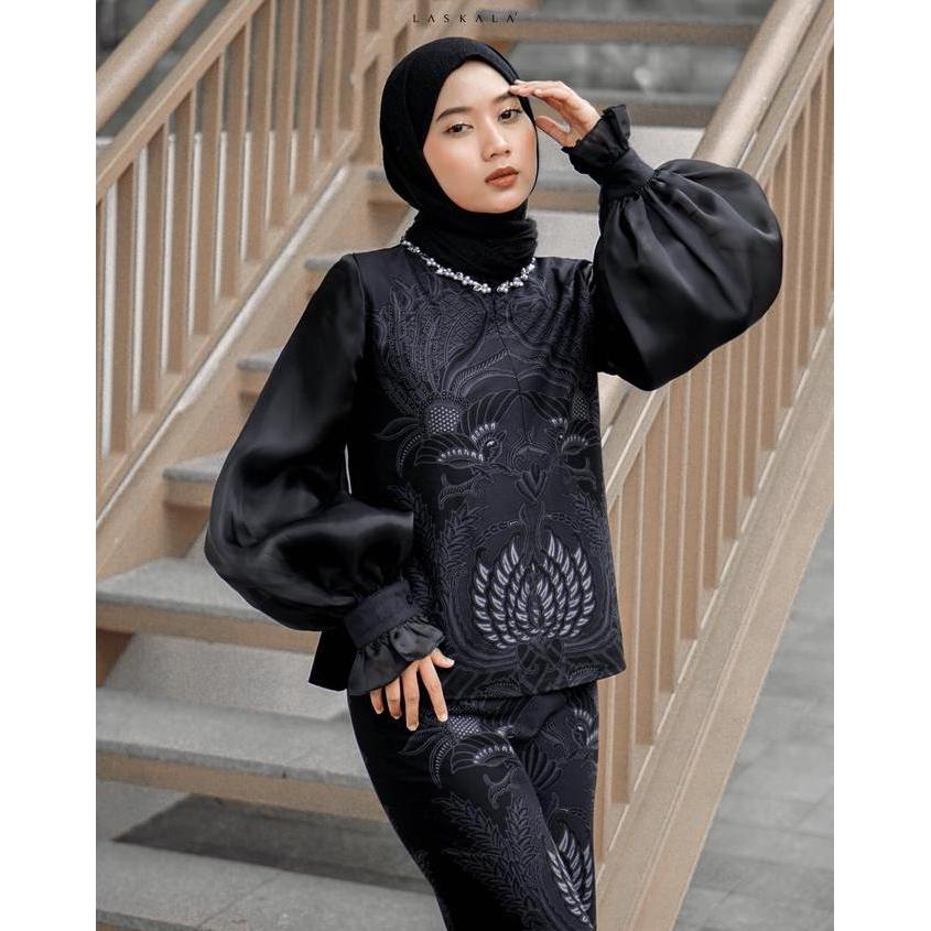 Laskala x IVOR Pusaka Blouse Batik Hitam Lengan Panjang