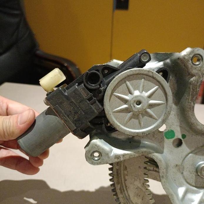 Dinamo Regulator Kaca Pintu Depan Kiri Calya Sigra Original Bekas