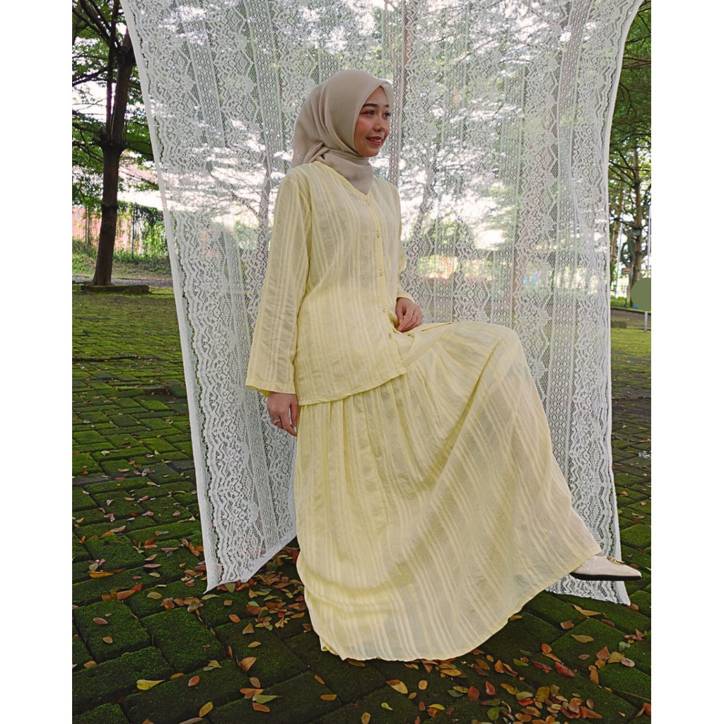 Glessa Stripe Tunik dan Rok by Tunicis Material Paper Silk Glassé Ringan Lembut dan Jatuh Sempurna T