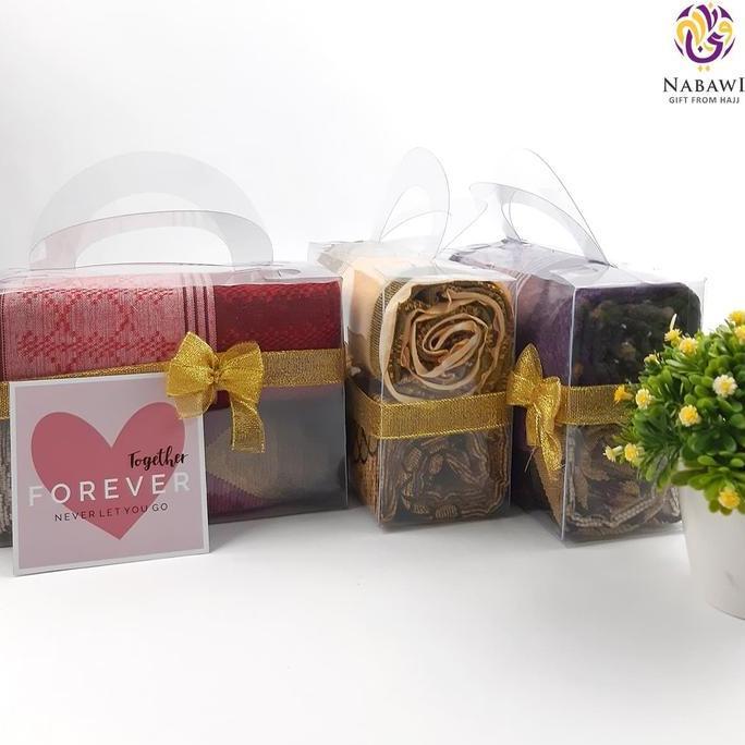 Miliki Parcel Sarung Sajadah / Paket Sarung Dan Sajadah Oleh-Oleh Haji