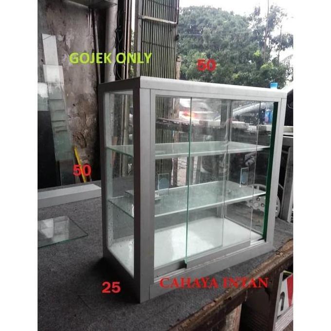 Etalase kaca ayam goreng, kentang goreng, warung makanan