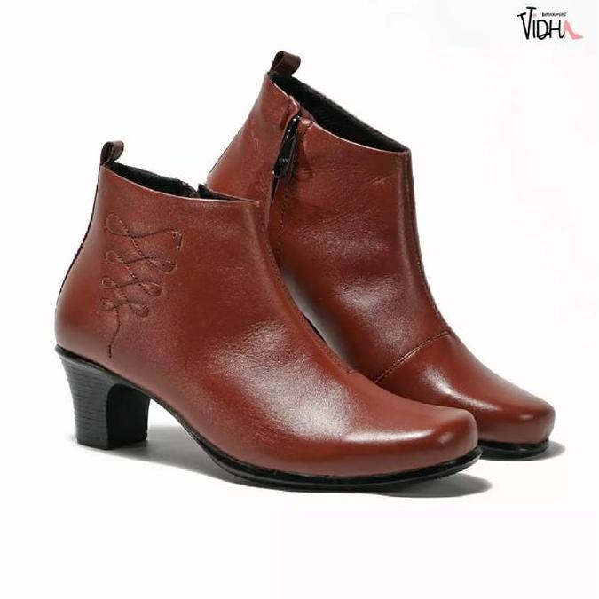 DB151 - Sepatu Boots Formal Wanita Kulit Asli Hak Tinggi Boot Kantoran Coklat
