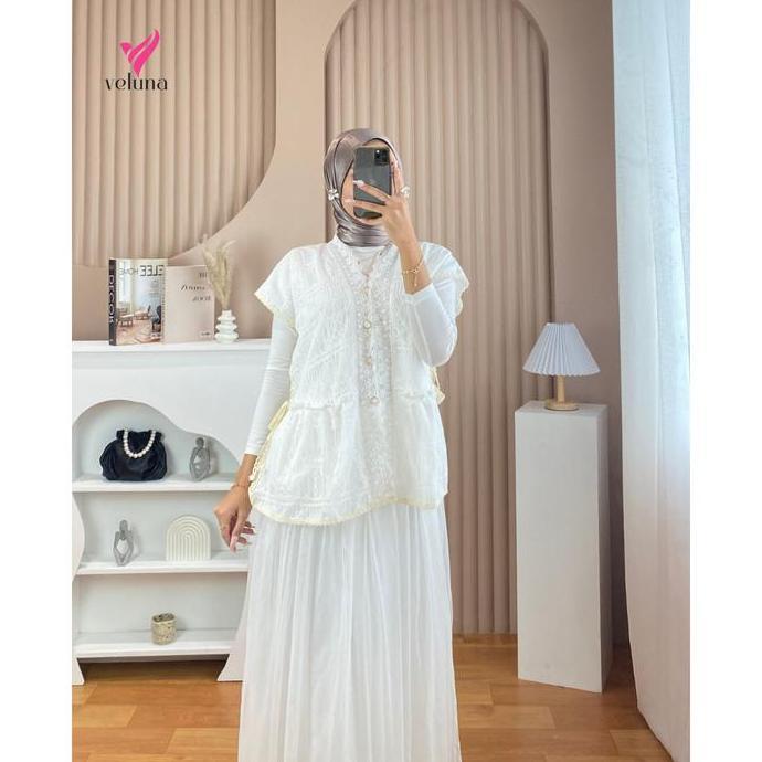 Momi- Veluna Lenka Vest Outer - Voh185 - Atasan Vest Outer Rompi Putih Wanita Bahan Brokat Full Furi
