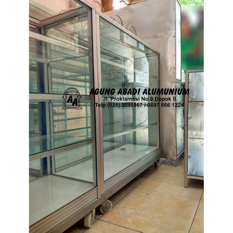 etalase alumunium kaca 150cm roda 3inc dengan dudukan besi siku