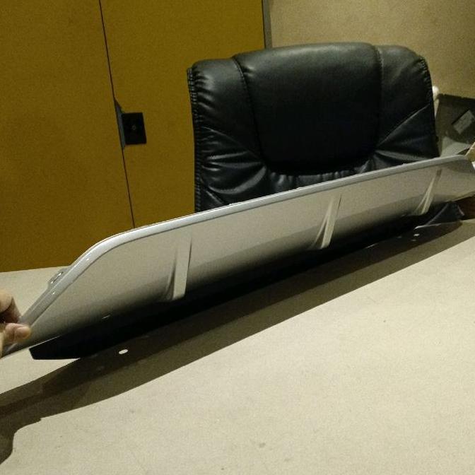 Garnish Bemper Bumper Belakang Bawah Silver Yaris Cross Hybrid 2023 2024 2025 Original Baru