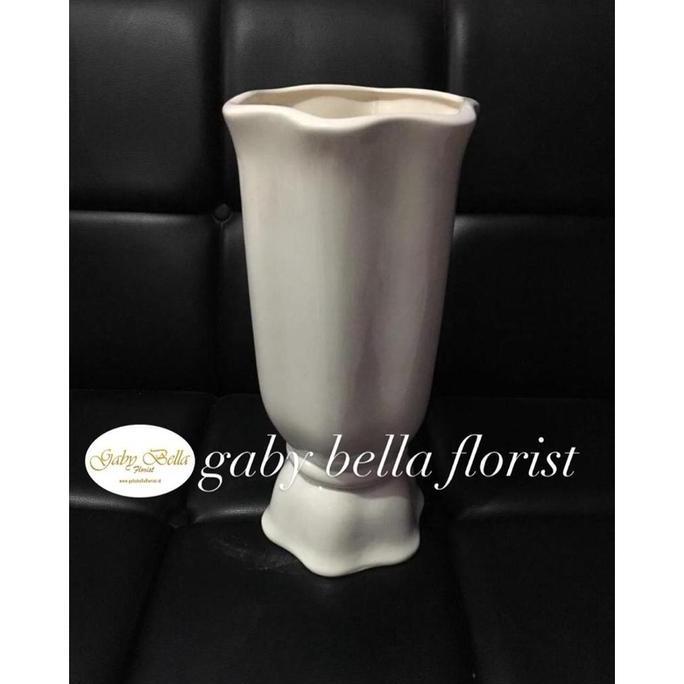 Pot keramik. (6) Vas keramik. Vas keramik putih. Pot bunga putih. Pot