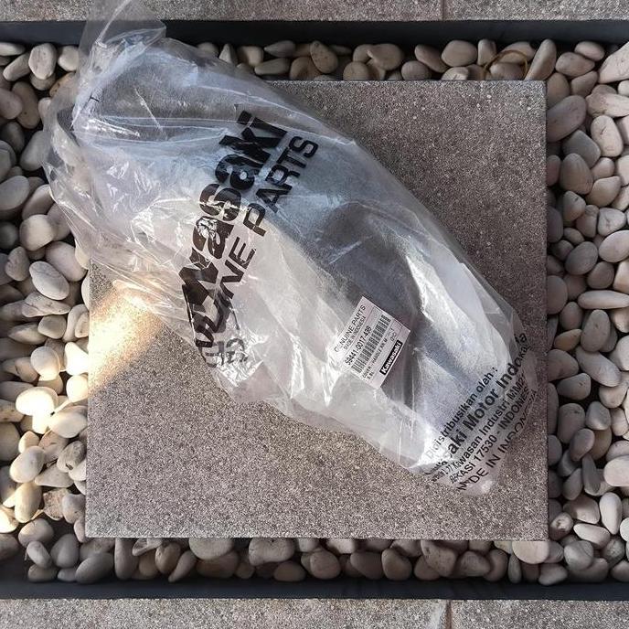 BATOK BELAKANG ATAS SPEEDOMETER HITAM KAWASAKI ZX130 59441-0017-20A Handle Motorcycle Aksesoris Spar