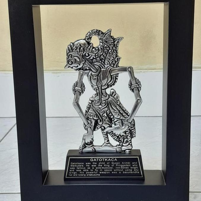 Hiasan Dinding Ruang Tamu Frame Wayang Souveni Wayang Logam