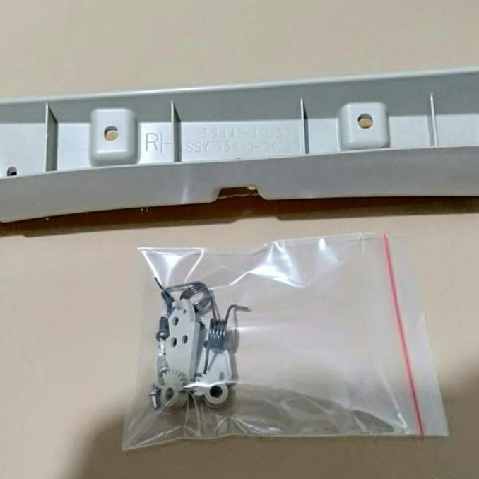 breket tutup laci innova 2004/2005