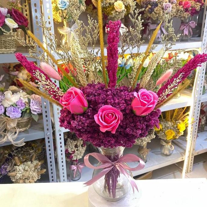 Satu set bunga dan vas dekorasi meja tamu