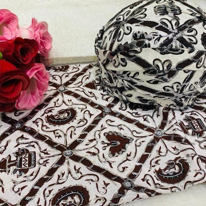 Set Blangkon Solo Jarik Prada Tulis Motif Sidomukti Putih Elegan