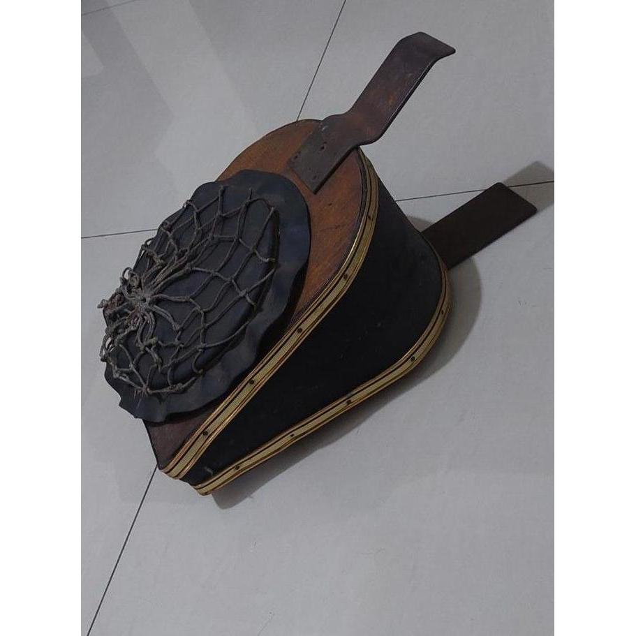 pajangan alat kempusan pengrajin emas