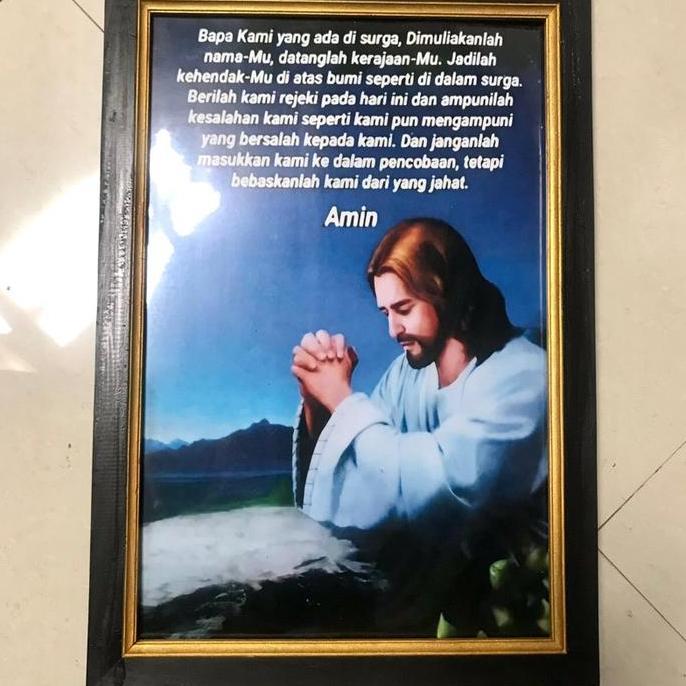 Hiasan dinding lukisan cetak Yesus berdoa Bapa kami plus bingkai 53x35cm