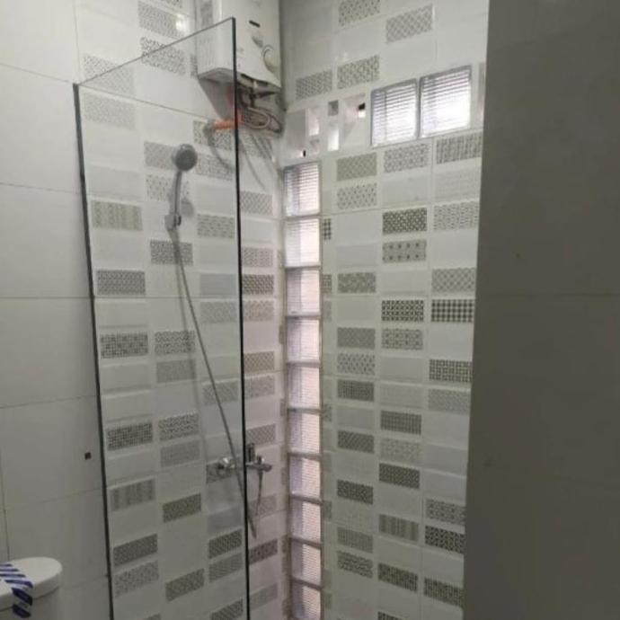 Sekat kaca kamar mandi (tempred 10mm)