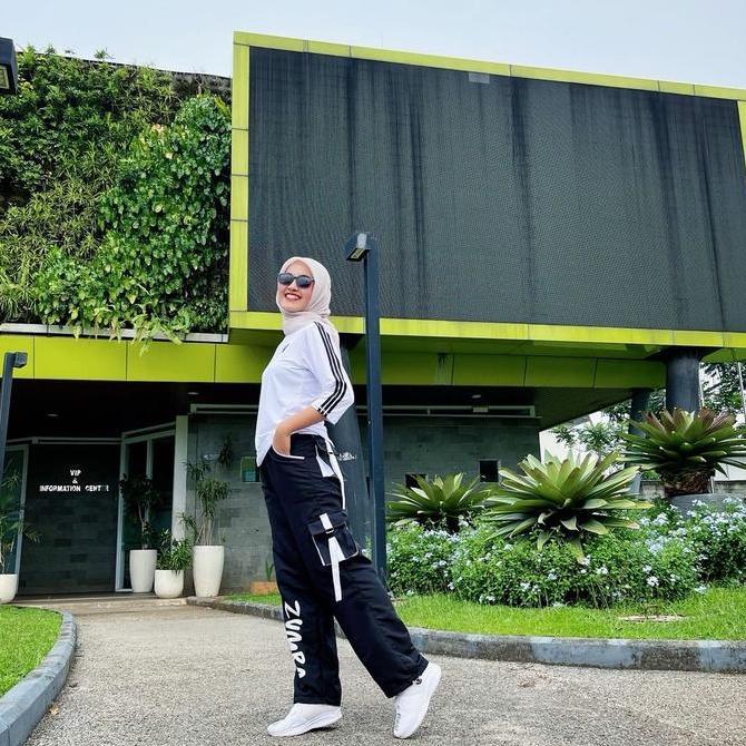 Grily- Setelan Senam Dan Olahraga Set Atasan N Putih Lis Hitam Dengan Celana Senam Cargo Zumba Paras