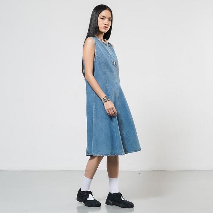 This Is April Gaun Overall Dresses Jeans Midi Wanita Tanpa Lengan A-Eloise Dress Denim 70019400