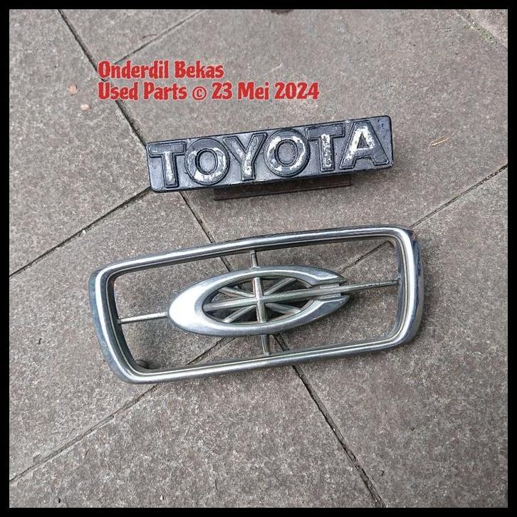HOT DEAL EMBLEM GRILL TOYOTA CORONA 2000 RT132