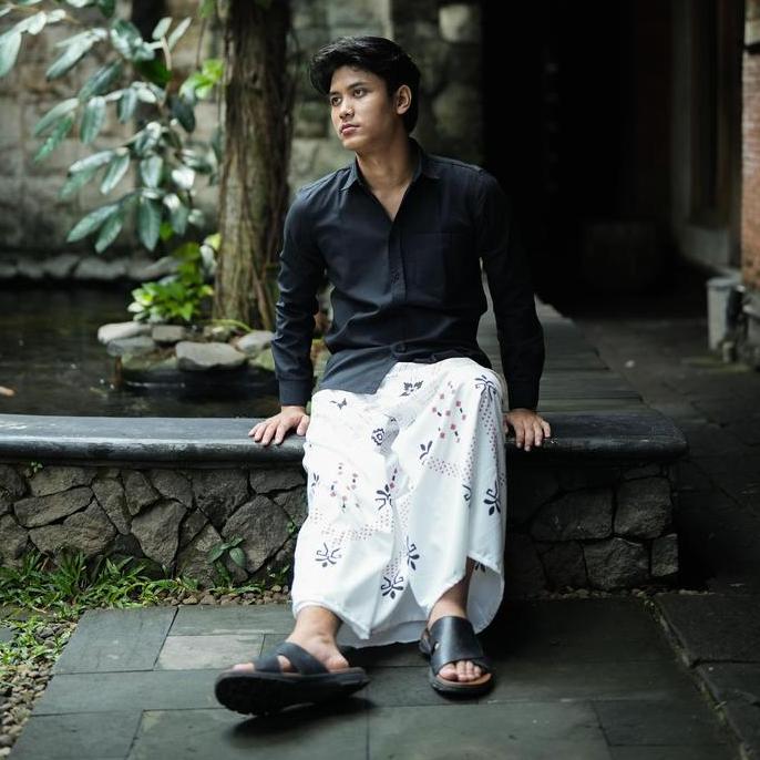 Otwkirim- Batik Nawilis Sarung Batik Pria Dewasa Kain Katun Motif Ksatria Putih