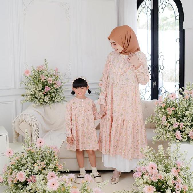 Kalsandfrey Emily Tunik Couple Mom And Kids