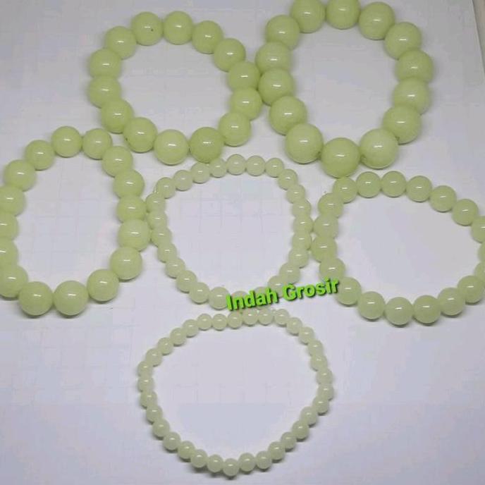 Gelang Batu Pospor Menyala  Di Tempat Gelap