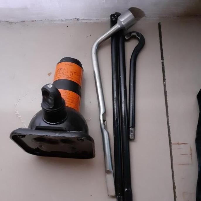 DONGKRAK MOBIL TOYOTA INNOVA