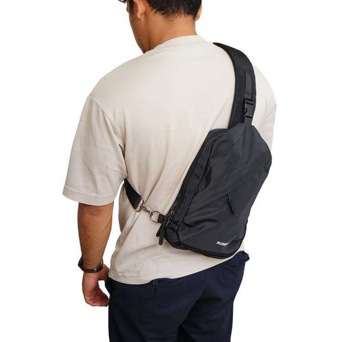 PASSPORT STANLEY TAS SELEMPANG - HITAM