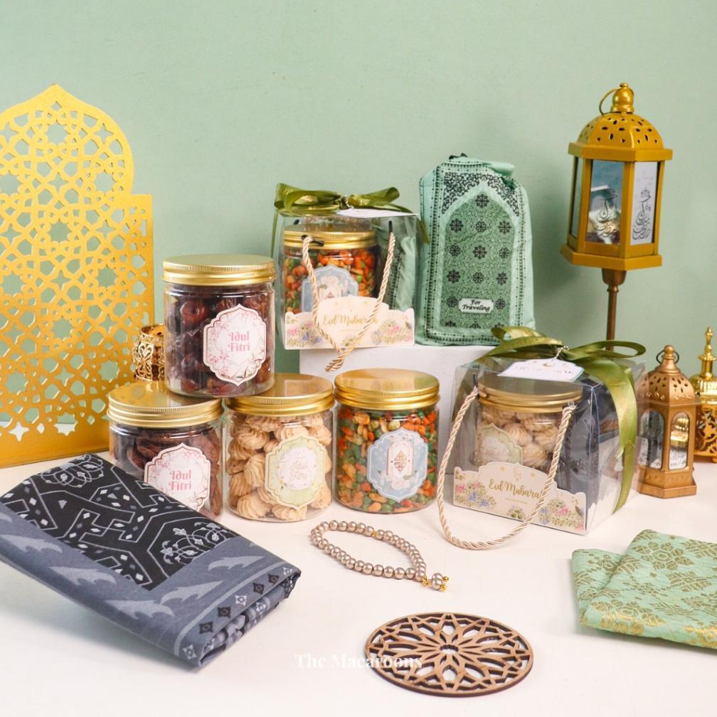 Hampers Lebaran Idul Fitri Box Mika isi 1 Jar Kue Kering dan Sajadah Travel Tasbih - Parcel Souvenir