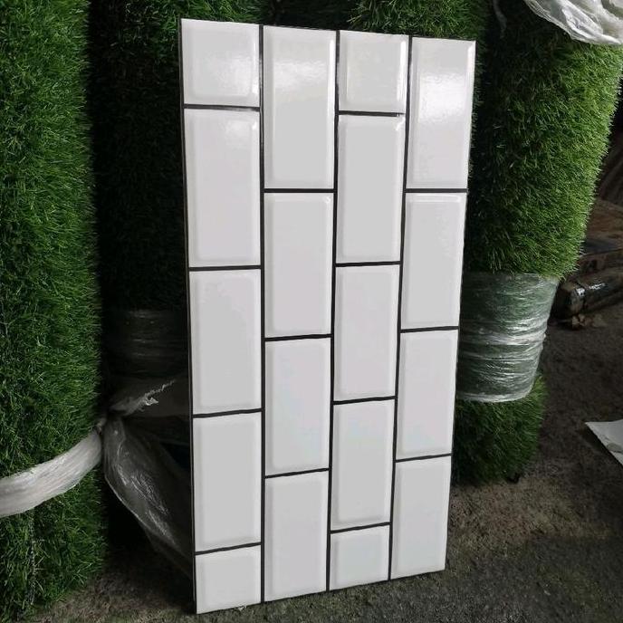 KERAMIK 25X50 GLOSSY BATA PUTIH  / KERAMIK DINDING 25X50 BATA