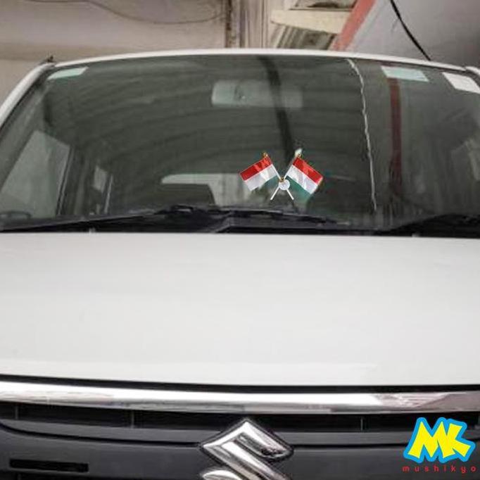 Bendera Indonesia tempel di Kaca Mobil